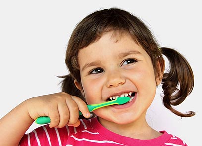 לא לוותר על צחצוח שיניים למרות החגיגות (צילום: shutterstock) (צילום: shutterstock)