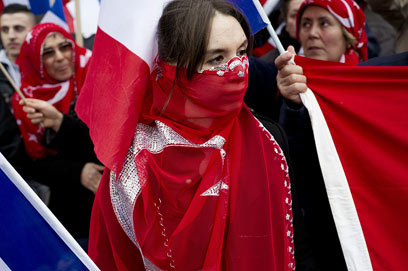 מפגינים טורקים נגד חוק ההכחשה. זכו במבוקשם (צילום: EPA) (צילום: EPA)