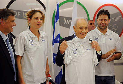 שמעון פרס והחולצה של המשלחת האולימפית. יש כבוד (צילום: יובל חן) (צילום: יובל חן)
