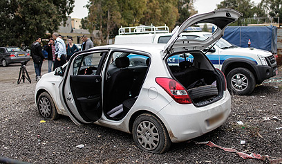 מכוניתה של משיח לאחר התקיפה (צילום: נועם מושקוביץ) (צילום: נועם מושקוביץ)