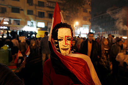 קיבלו השראה מתוניסיה והפילו את הנשיא הרודן. מפגינים בתחריר (צילום: AP) (צילום: AP)