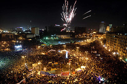 מפגינים במצרים מציינים שנה למהפיכה (צילום: EPA) (צילום: EPA)