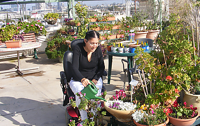 "הצילו את חיי". רינת גבאי בגינה הטיפולית (צילום: טילו הרברט ) (צילום: טילו הרברט )