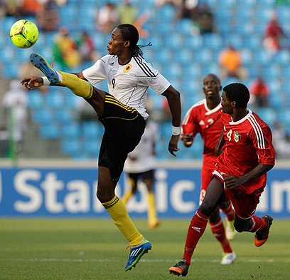 מאנוצ'ו מפגין אקרובטיות מול שחקני סודן. הצמד שלו לא הספיק (צילום: AP) (צילום: AP)
