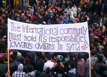 הפגנה בגנות משטר אסד בעיר דרעא (צילום: AFP PHOTO / HO / LCC SYRIA  ) (צילום: AFP PHOTO / HO / LCC SYRIA  )