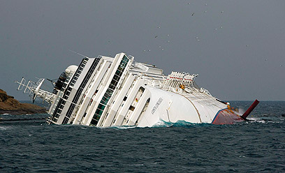 "תאונה בנלית". ה"קוסטה קונקורדיה" מול חופי האי ג'יליו האיטלקי (צילום: רויטרס) (צילום: רויטרס)