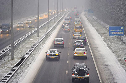 זהירות לא להחליק. ראות לקויה וקור עז בכביש בהולנד (צילום: EPA) (צילום: EPA)