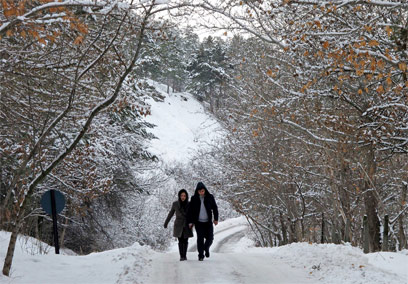 טיול בשלג. לא, לא בשוויץ - בטורקיה (צילום: AP) (צילום: AP)