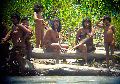 בני שבט מבודד בפרו בתמונה שצולמה לאחרונה (צילום: רויטרס) (צילום: רויטרס)