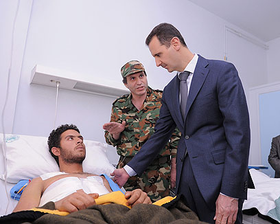 אסד מבקר חייל פצועע בבית החולים בדמשק (צילום: EPA) (צילום: EPA)