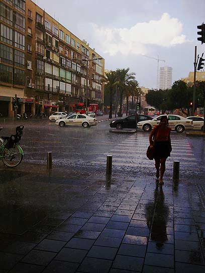 מול הגשם היו מי שגילו רוח ספורטיבית. תל-אביב (צילום: אור הילטש) (צילום: אור הילטש)
