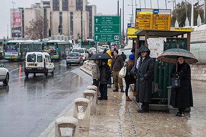 לא היה היום נעים במיוחד לחכות לאוטובוס. ירושלים (צילום: נועם מושקוביץ) (צילום: נועם מושקוביץ)