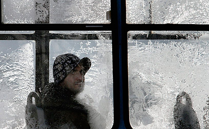 רואים אותי? חלון אוטובוס שקפא בקור בסופיה, בולגריה (צילום: AP) (צילום: AP)