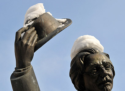 שלום עליכם. גם פסלו של הסופר היהודי לא חסין לשלג בקייב, אוקראינה (צילום: AFP) (צילום: AFP)