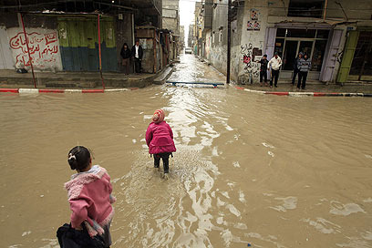 הרחוב הפך לבריכה (צילום: AFP) (צילום: AFP)