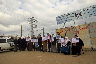 משפחות אסירים פלסטינים מפגינים במחסום ארז (צילום: AFP) (צילום: AFP)