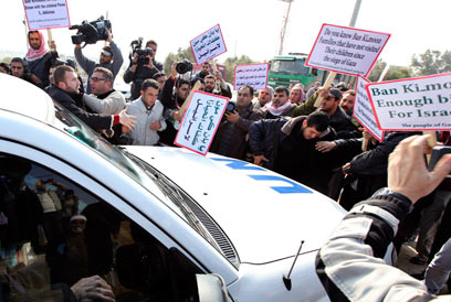 עשרות פלסטינים צובאים על מכוניתו של באן במחסום ארז (צילום: רויטרס) (צילום: רויטרס)