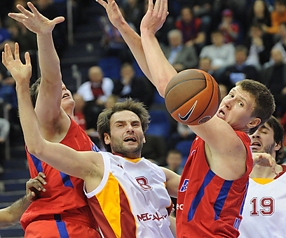 וורונצביץ' וקאון נלחמים על הכדור עם טופלוגלו (צילום: AFP) (צילום: AFP)