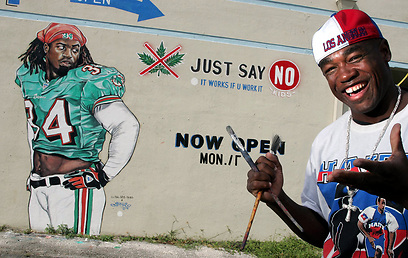 אמן הגרפיטי סרז' טרוסאן במחווה לריקי וויליאמס והמריחואנה (צילום: MCT) (צילום: MCT)