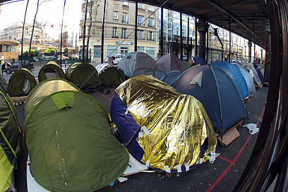 אוהלים של חסרי בית בפריז (צילום: רויטרס) (צילום: רויטרס)