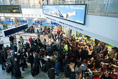 נוסעים בשדה התעופה בבודפשט (צילום: EPA) (צילום: EPA)