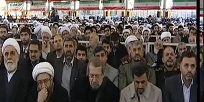 "המשטר הציוני יוסר", אחמדינג'אד בין אלפי המתפללים   (צילום: PRESSTV) (צילום: PRESSTV)