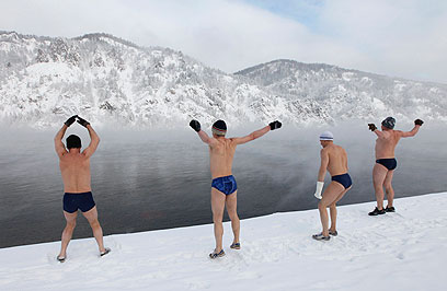 ותראו אותם: הם בטוחים שהם יכולים לקור של סיביר, רוסיה (צילום: רויטרס) (צילום: רויטרס)