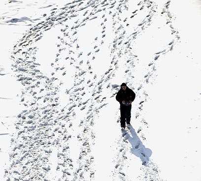 בתוך כל האור הזה. איש בשלג ברוסיה (צילום: AFP) (צילום: AFP)