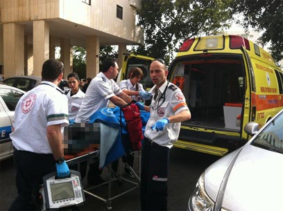 צוות מד"א מטפל באשה, היום בצהריים (צילום: מוטי קמחי) (צילום: מוטי קמחי)