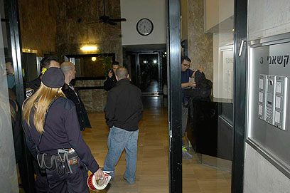המשטרה חוקרת. בבניין בקשאני 3 (צילום: מוטי קמחי) (צילום: מוטי קמחי)