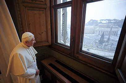 האפיפיור בנדיקטוס ה-16 מביט אל הקור שבחוץ בוותיקן (צילום: AP) (צילום: AP)