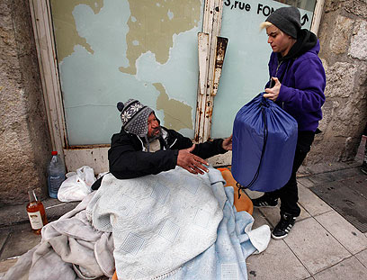 מסייעים לחסר בית בעיר ניס שבצרפת (צילום: רויטרס) (צילום: רויטרס)
