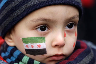 עם דמעות בעיניים, בהפגנה בלונדון נגד משטר אסד (צילום: AP) (צילום: AP)