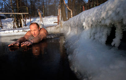 והבחור הזה אזר אומץ ונכנס לשחות באגם הכמעט קפוא בסנט פטרבורג, רוסיה (צילום: AP) (צילום: AP)