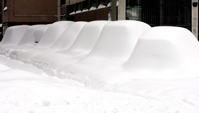כאן, גם וישרים לא יעזרו. מכוניות התכסו בשלג בסראייבו, בוסניה (צילום: EPA) (צילום: EPA)