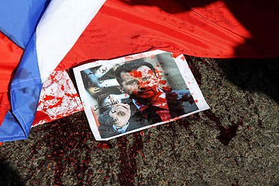 כרזות בהפגנה מול שגרירות רוסיה בלבנון (צילום: AFP) (צילום: AFP)