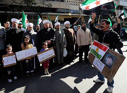 הפגנה מול שגרירות רוסיה בלבנון (צילום: EPA) (צילום: EPA)