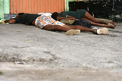 שתי גופות מוטלות ברחובות סלבדור (צילום: רויטרס) (צילום: רויטרס)