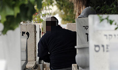 האב יואשם בהריגה בכפוף לשימוע. ההורים על קבר בנם (צילום: ירון ברנר) (צילום: ירון ברנר)