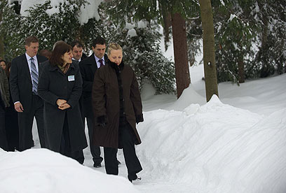 בבולגריה, מזכירת המדינה קלינטון ניצלה את הביקור בסופיה לפסוע בשלג (צילום: AP) (צילום: AP)