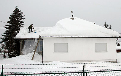 בית לבן-לבן בסרביה, שצללה הרבה מתחת לאפס (צילום: AP) (צילום: AP)
