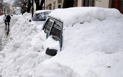 מכוניות קבורות בשלג במונטנגרו (צילום: AP) (צילום: AP)