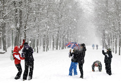 מלחמות שלג בבורגוס, ספרד (צילום: AFP) (צילום: AFP)