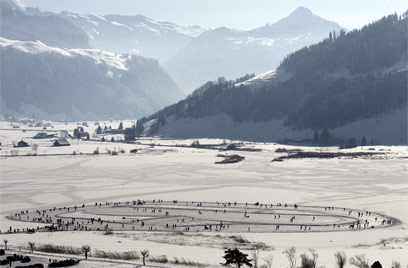 שולפים את הסקטים ויוצאים להחליק בחורף של שוויץ, שם למטה (צילום: AP) (צילום: AP)