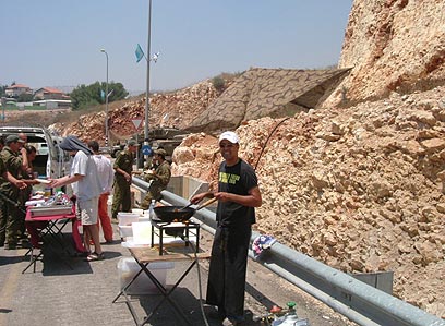 זהירות, טילים נופלים. השף ירון כהן ליד מוצב צה"ל בצפון, בזמן מלחמת לבנון השניה ()