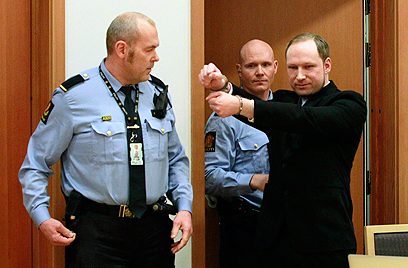 "ברכת שלום של הימין הקיצוני". ברייויק מותח ידיו בבית המשפט (צילום: AP) (צילום: AP)