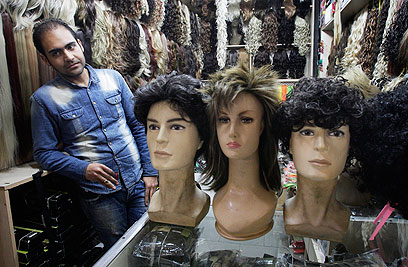 האיראנים איבדו את הראש? חנות לפיאות נשים בעיר העתיקה של טהרן (צילום: AP) (צילום: AP)