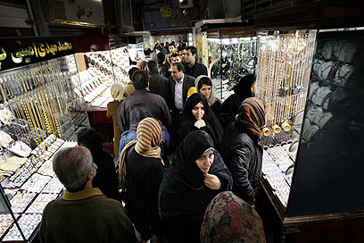 אין כסף לקנות אוכל. שוק הזהב והתכשיטים בטהרן (צילום: AP) (צילום: AP)