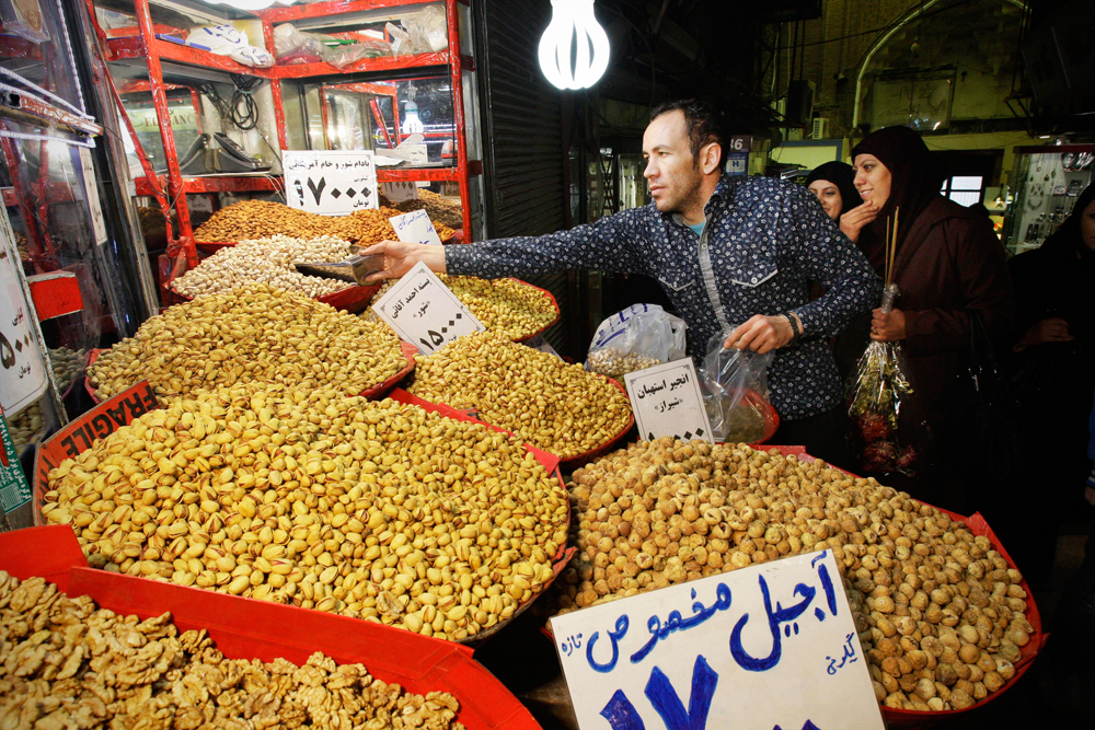 דוכן למכירת פיסטוקים בשוק בטהרן (צילום: AP) (צילום: AP)