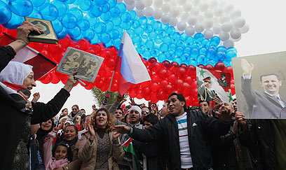 המון מקבל את פניו של לברוב בדמשק. "תודה לך רוסיה!" (צילום: AFP) (צילום: AFP)